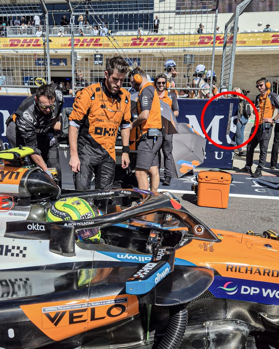 Скотч на ограждении трассы рядом со стартовой позицией Ландо НоррисаФото: Autosport  📷
