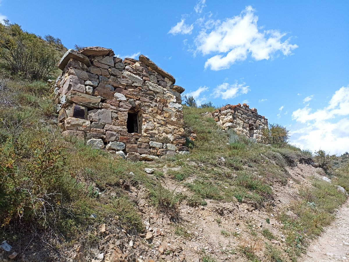 некрополь по дороге в Галиат