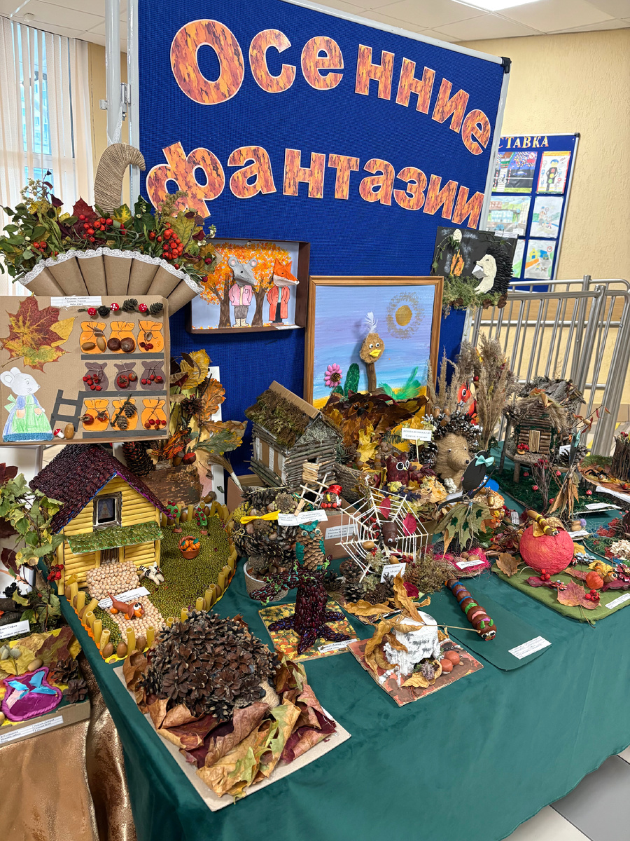 Слева наша зажиточная изба. Она дождалась своего звездного часа