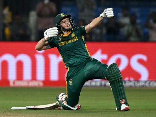 Тазмин Бритс празднует пятую сотню в сезоне. 