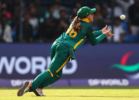 Суне Лиис ловит мяч от Аманды Керр. 