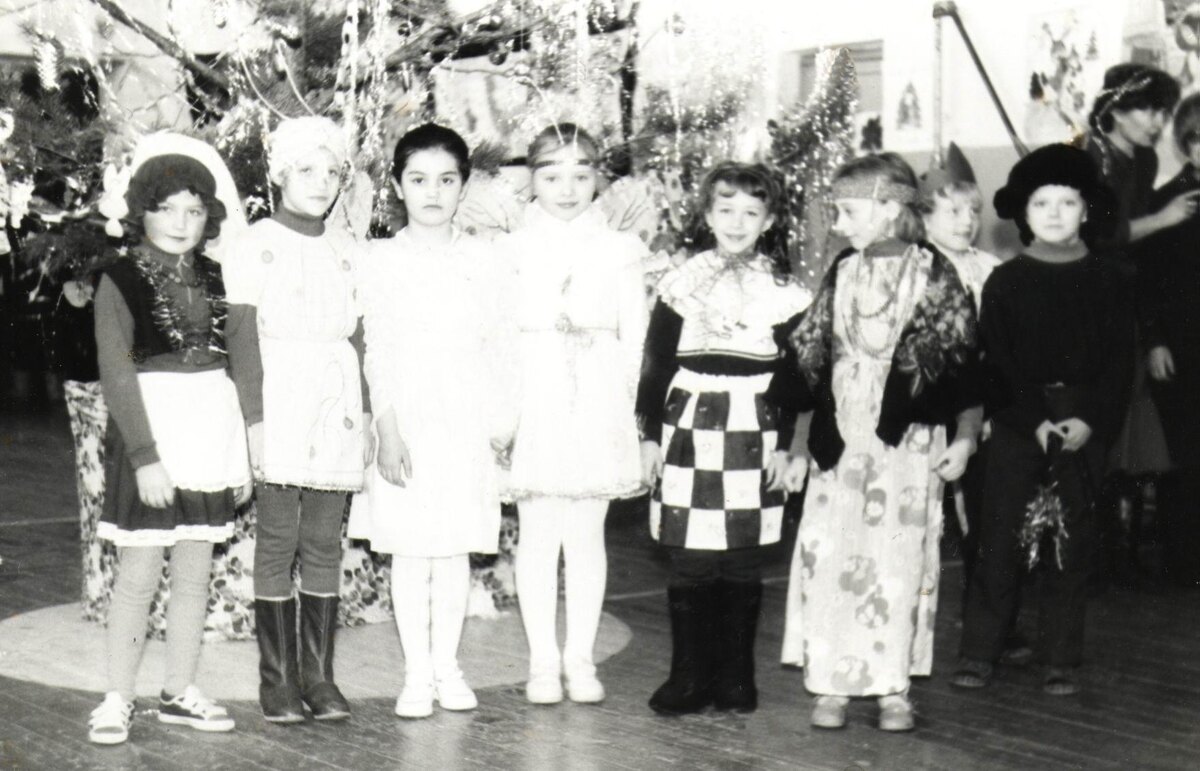 Первая на фото Оля в роли Красной шапочки, я пятая - Шахматная королева.