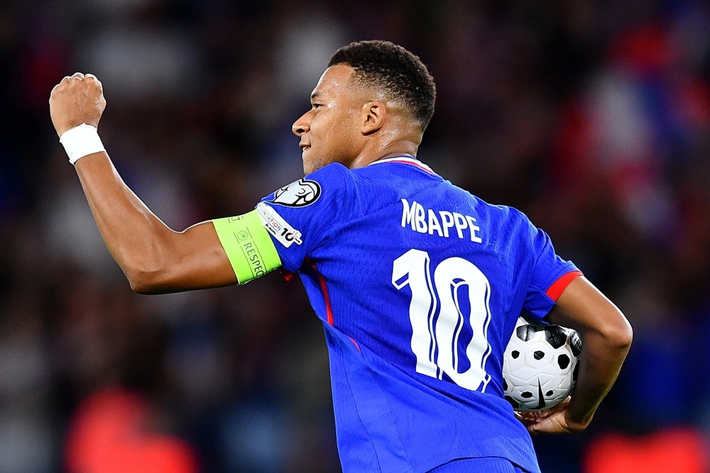    Килиана Мбаппе в футболке сборной французы могут увидеть на бесплатных общедоступных телеканалах. / Getty Images
