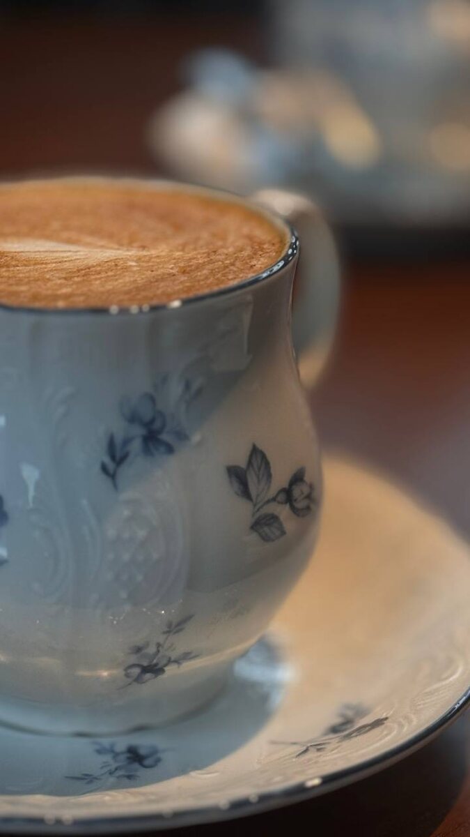 та самая спасающая чашка капучино.