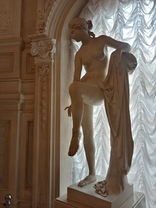 Венера, снимающая сандалию. Восхитительна, правда?