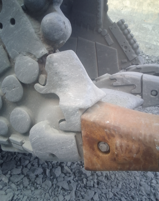 Фото читателя "Юрий Стрелец". Вот она, "обезьянка", а если быть точным- защита углового адаптора. "Свежей" ржавчиной сверкает промежуточный адаптор, соединяющий коренной адаптор и коронку. Смотрит в недоумении, где запропастились эти самосвалы.