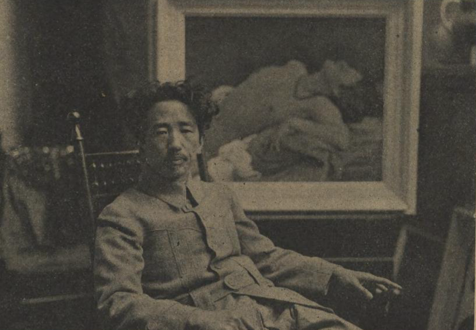 Живописец Манджиро Тераучи со своей картиной на фоне