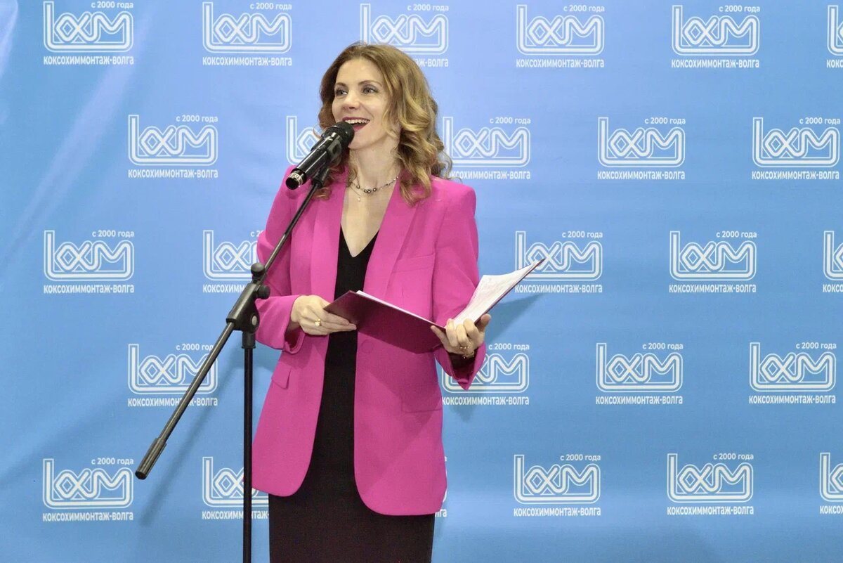 Ведущая вечера Дарина Лизункова, посмотрев на огромный лист сценария, повела всё в высоком темпе