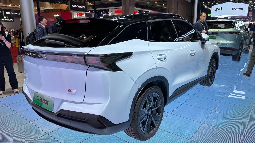 Сзади внимание притягивает огромный монофонарь с графикой в виде молнии, как у старшего брата Omoda C7. 