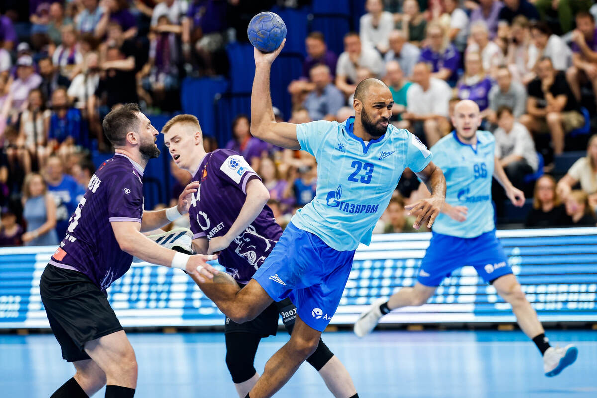    В прошлом сезоне "Зенит" и "Чеховские медведи" играли в финале СЕХА-лиги: в атаке Дмитрий Хмельков