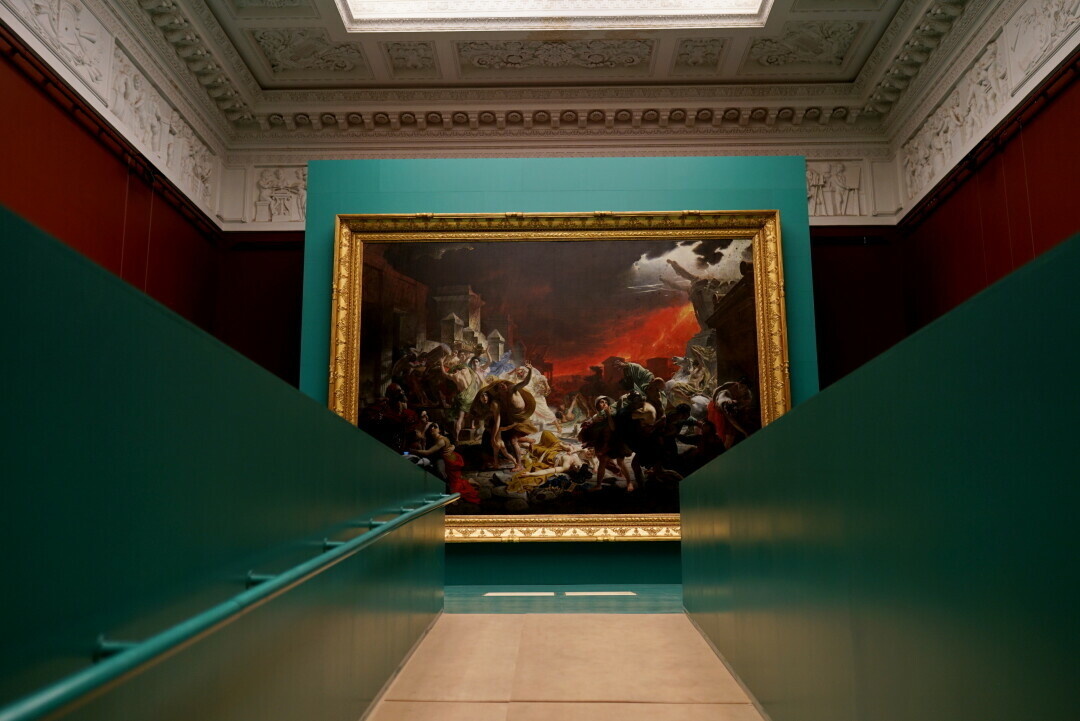 Вот так зрители попадали в пространство выставки "Великий Карл". Все внимание сразу на "Последний день Помпеи" и только потом - на другие картины. Тем самым показано, что именно "Помпея..." сделала из "просто Карла Брюллова" - "Великого Карла", ведь "стал "Последний день Помпеи для русской кисти - первый день". Фото из интернета