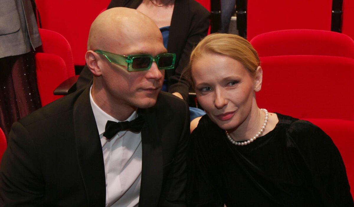     Юра Борисов вышел в свет с семьей на фоне слухов о разводе