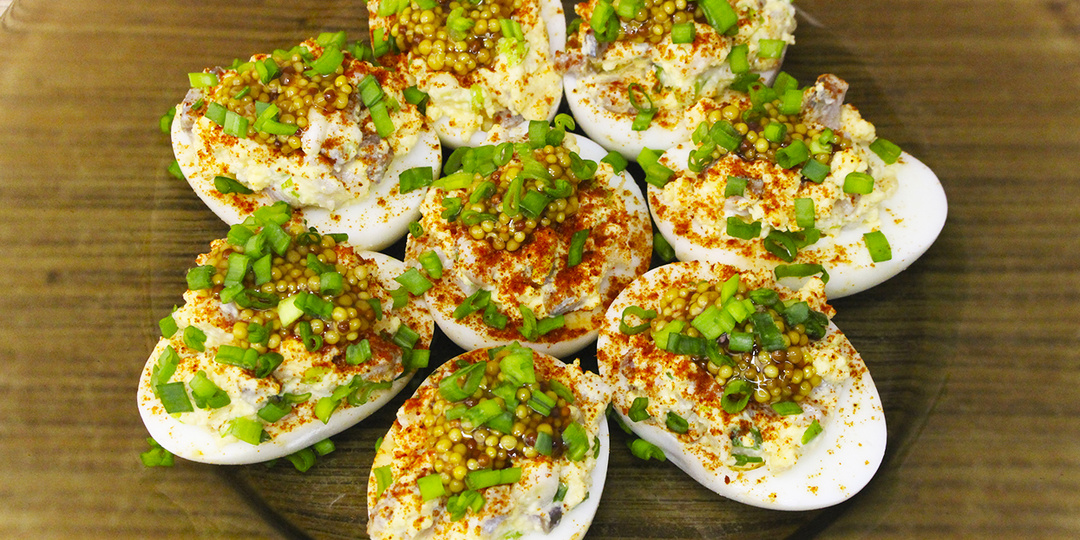 Фаршированные яйца "Морской деликатес": Рецепт с сельдью и пикантными нотками для праздничного стола!