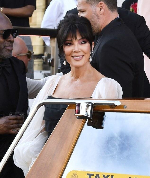 Клинику, где Крис Дженнер делала подтяжку (на фото, июнь 2025), завалили звонками фальшивые "лучшие подруги"