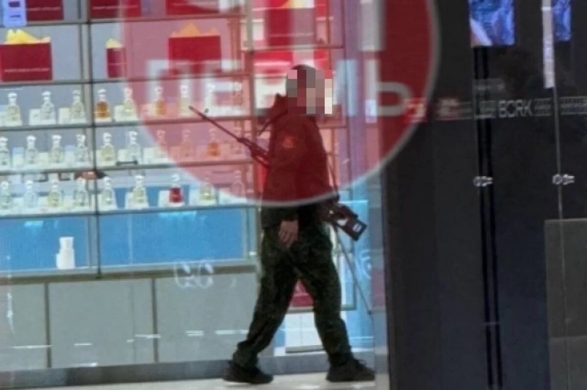    Странный мужчина напугал покупателей своим видом.