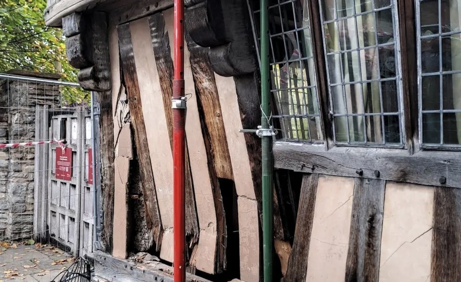 Вот такая вмятина появилась на одной из стен дома родителей Шекспира - месте, где великий писатель появился на свет. Фотография из открытого источника. 