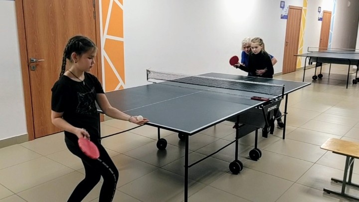 Бизяева Даша подаёт мяч. 2 месяца тренировок.