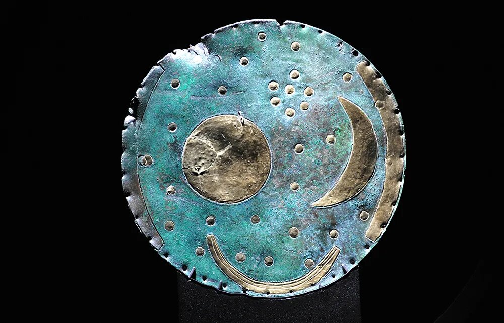 Диск Небра (из бронзового века, найденный на холме в Германии)  символизирует астрономические циклы, включая равноденствия