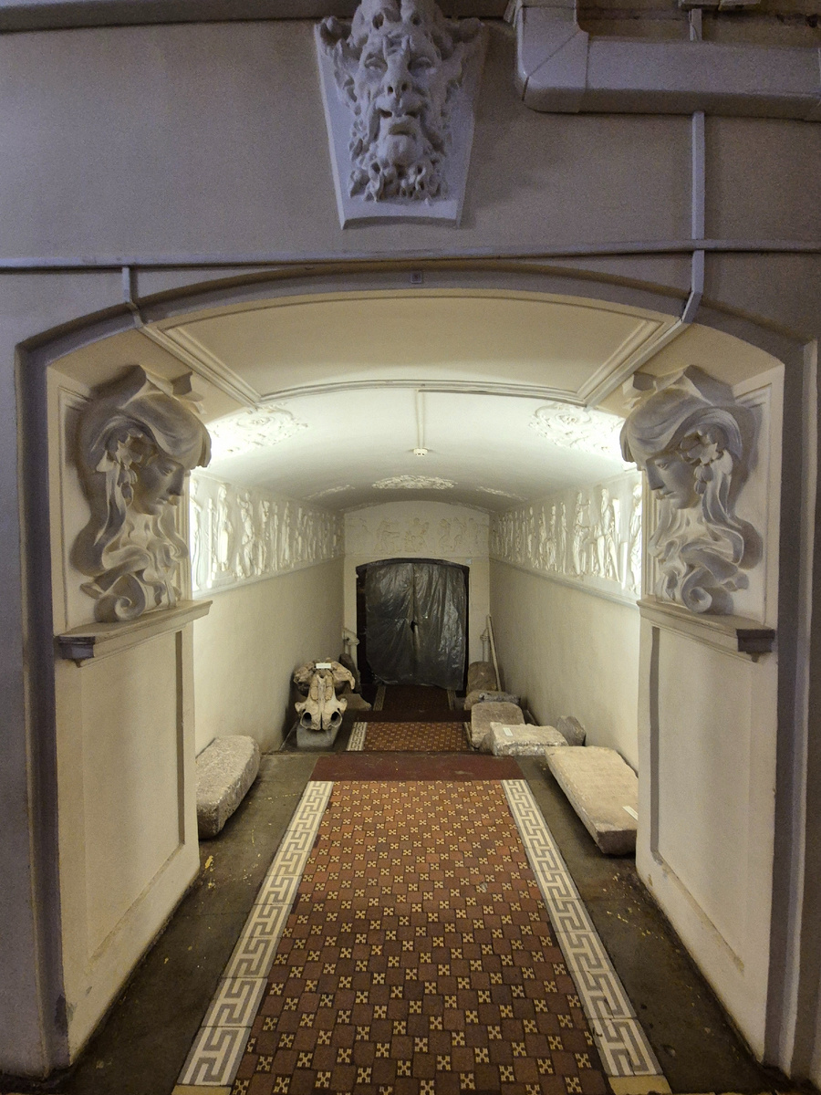 Проход к подземному ходу