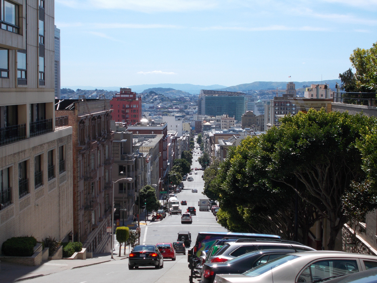 Везде тут красивые виды открываются. Холмов много.