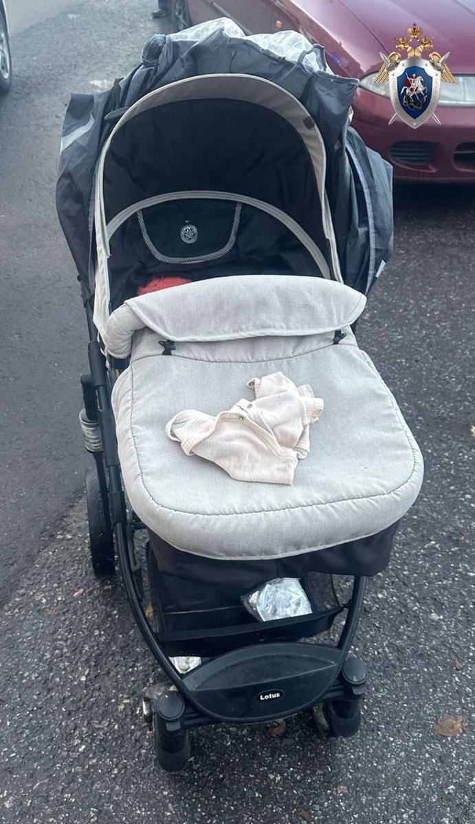 Оставленная у помойки коляска