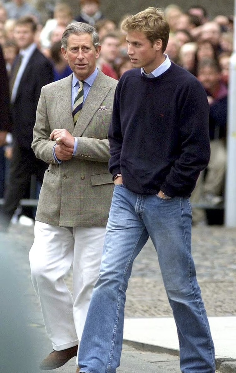 Принц Уильям прибыл с отцом в Сент-Эндрюсский университет в Файфе, Шотландия, в 2001 году.