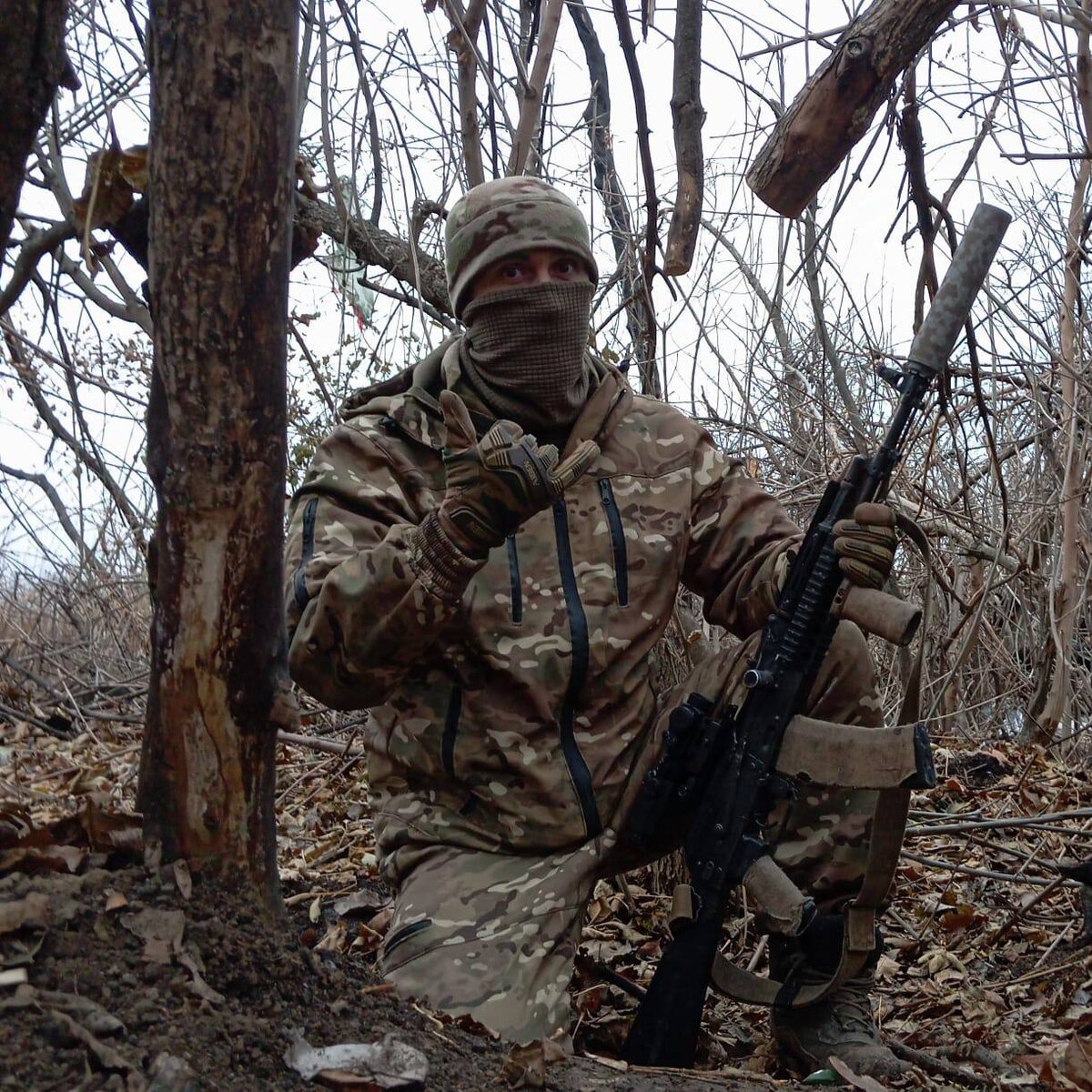 Боец с автоматом, оснащённым ДТК ZaVOZ