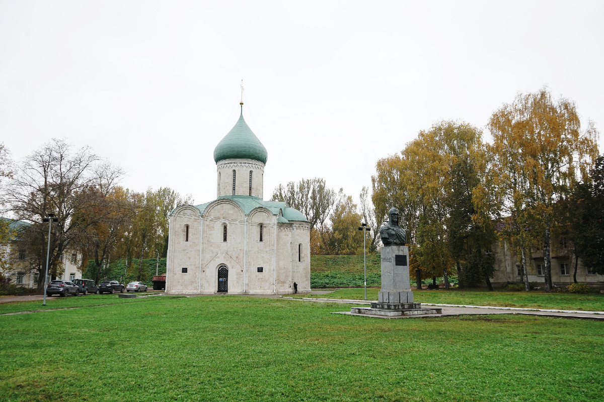 Спасо-Преображенский собор и памятник А. Невскому внутри валов осенью 2025 года, фото автора
