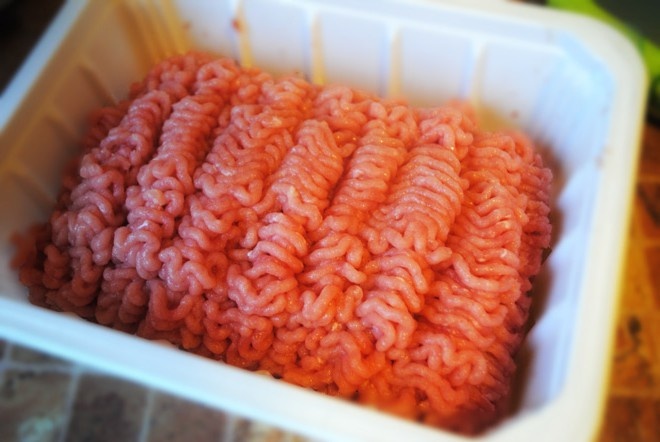 Сергей рассказал, как однажды на комбинат привезли партию мяса, у которого подходил срок годности. Что сделали? Перемололи, добавили специи, немного красителя — и на полку.
