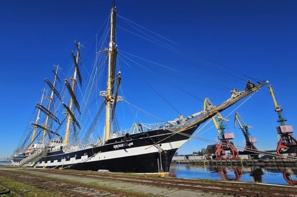    Крузенштерн пришвартован в Морском рыбном порту
