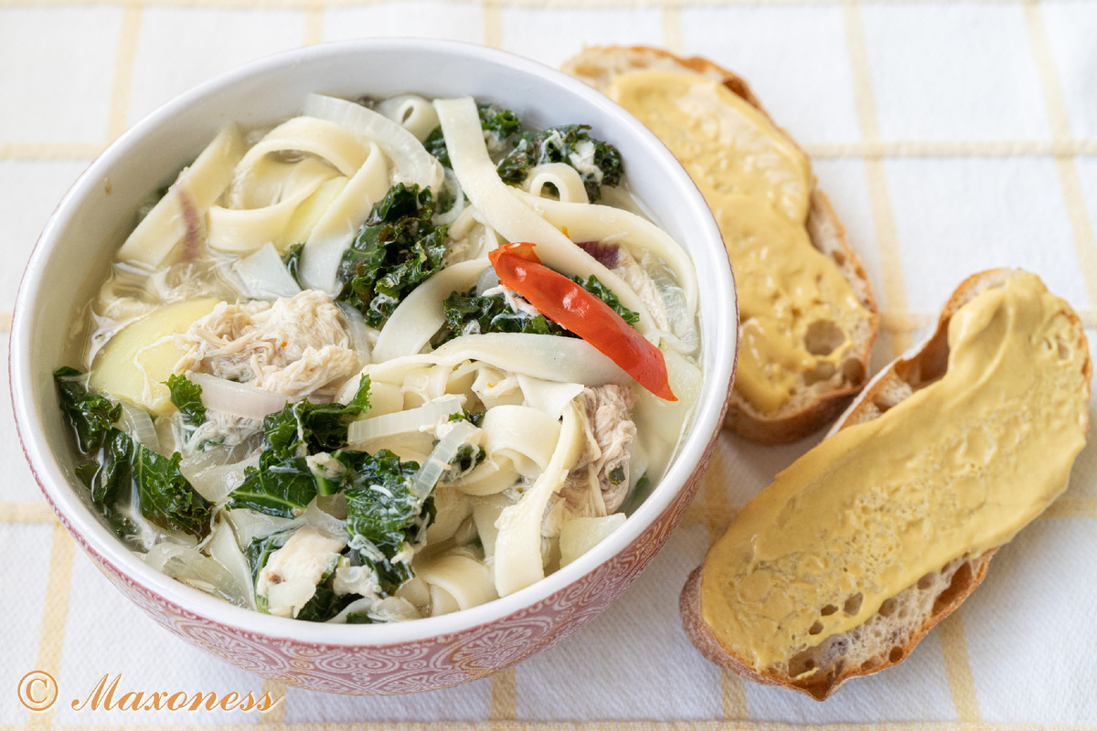 Куриный бульон с лапшой