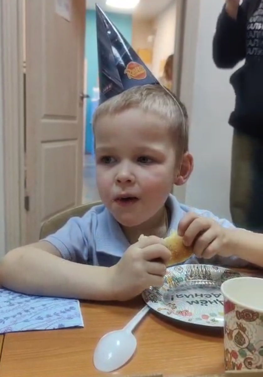 Паша ест пиццу