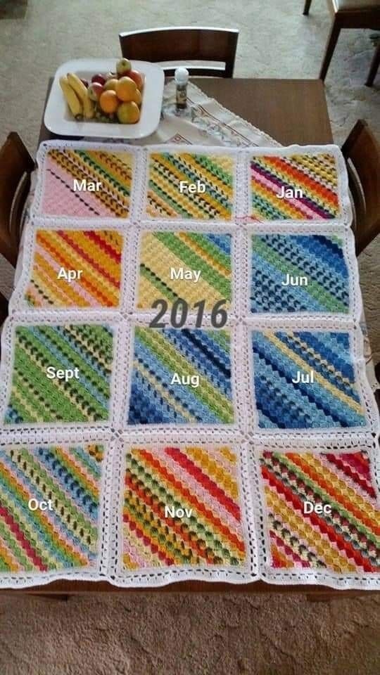 Вяжем рядами от угла. Каждый ряд - новый день и его температура, как и в других вариантах температурных пледов. Довязали - обвязываем по кругу белым цветом и собираем в один большой плед.