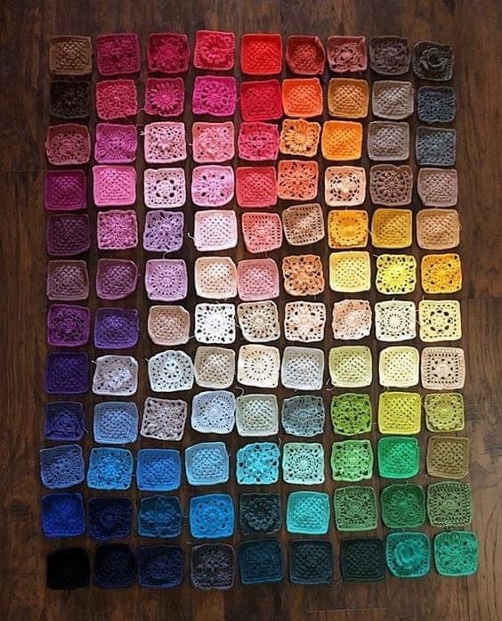 Идея аналогична предыдущей, но гораздо проще в реализации и интереснее в части дизайна. каждый из 365 квадратов вывязан своим неповторимым узором. Схему можно пождобрать любую. Или не заморачиваться и связать обычным бабушкиным квадратом. По готовности - соединить мотивы удобным способом и заправить хвостики.