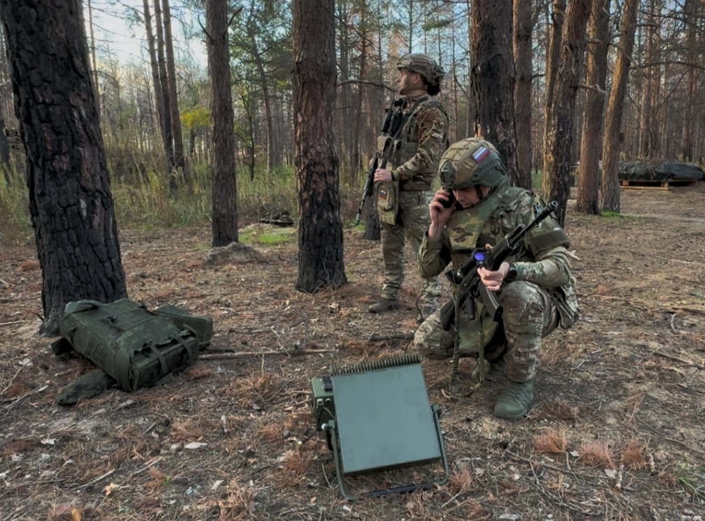 Командир отделения и механик спутниковой связи с позывными Футбол и Калина выставляют новую станцию - в интересах спецподразделений Воздушно-десантных войск.