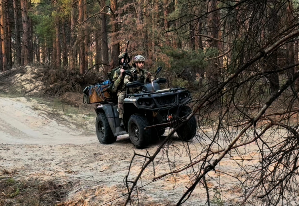 Связисты Футбол и Калина возвращаются с боевого задания.