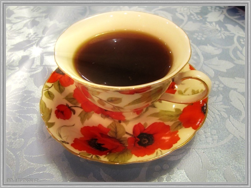 Сначала грешил на возраст, потом на нагрузку. Но когда несколько человек подряд сказали, что пьют крепкий чай литрами — стало интересно. Решил копнуть. И, как оказалось, чай — не такая уж безобидная штука, особенно после 60 лет.
