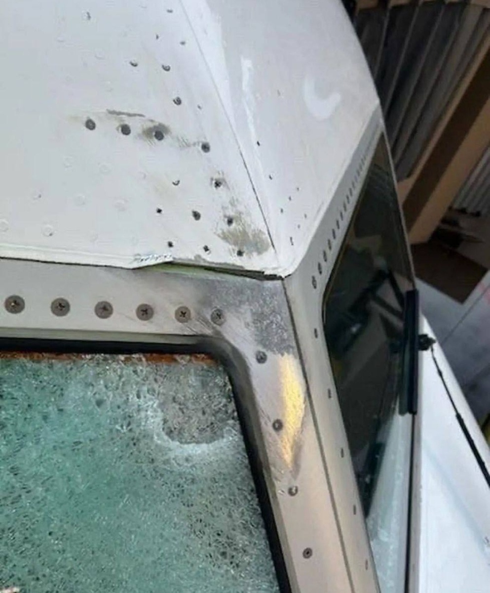 Метеорит прошил лобовое стекло самолета над США: пилот ранен, лайнер экстренно сел в Солт-Лейк-Сити