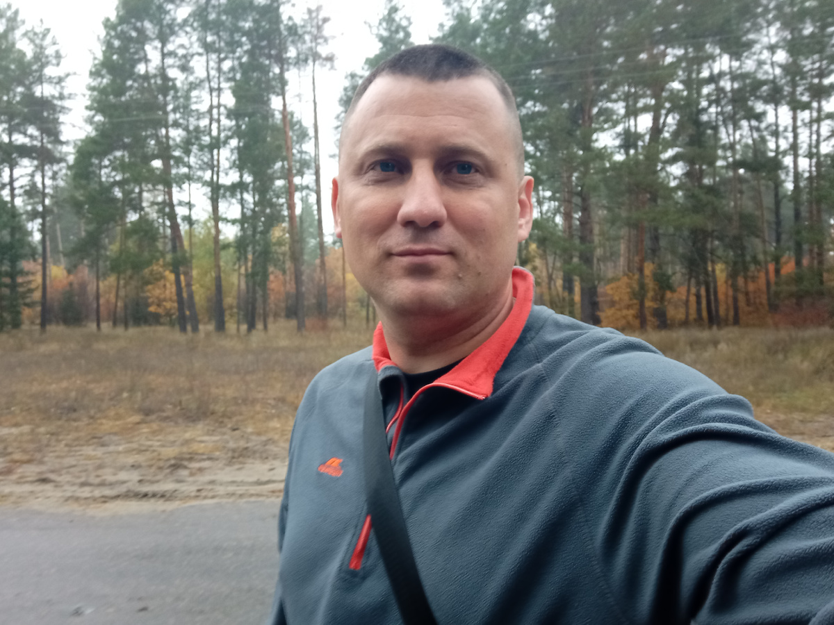 Автор отвёз старшеклассников на военные сборы и сделал фотку с елочками. 