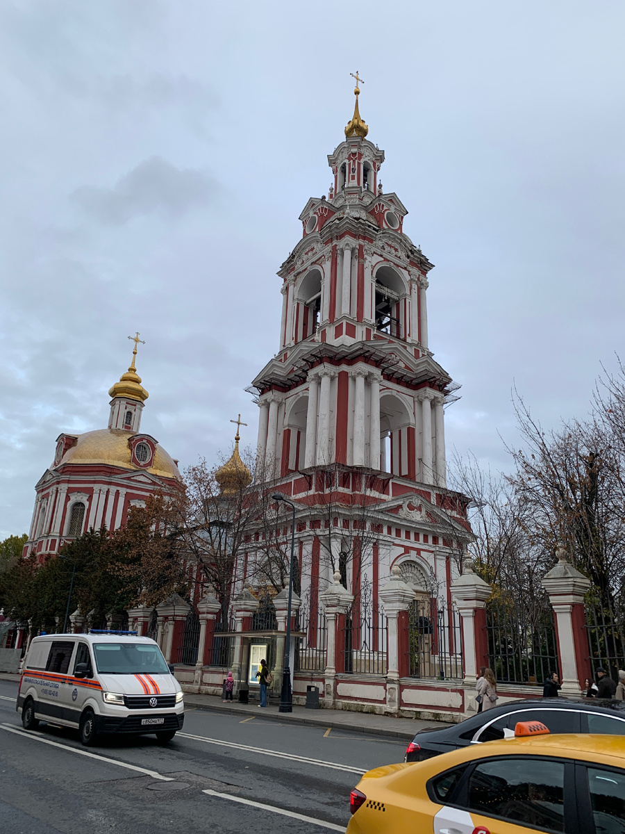 Церковь Никиты Мученика занимает место среди лучших произведений елизаветинского барокко в Москве   .Храм Никиты Готфского на Старой Басманной. Один из древнейших московских храмов, основан великим князем Василием III. Современное здание храма построено в 1745 году. 