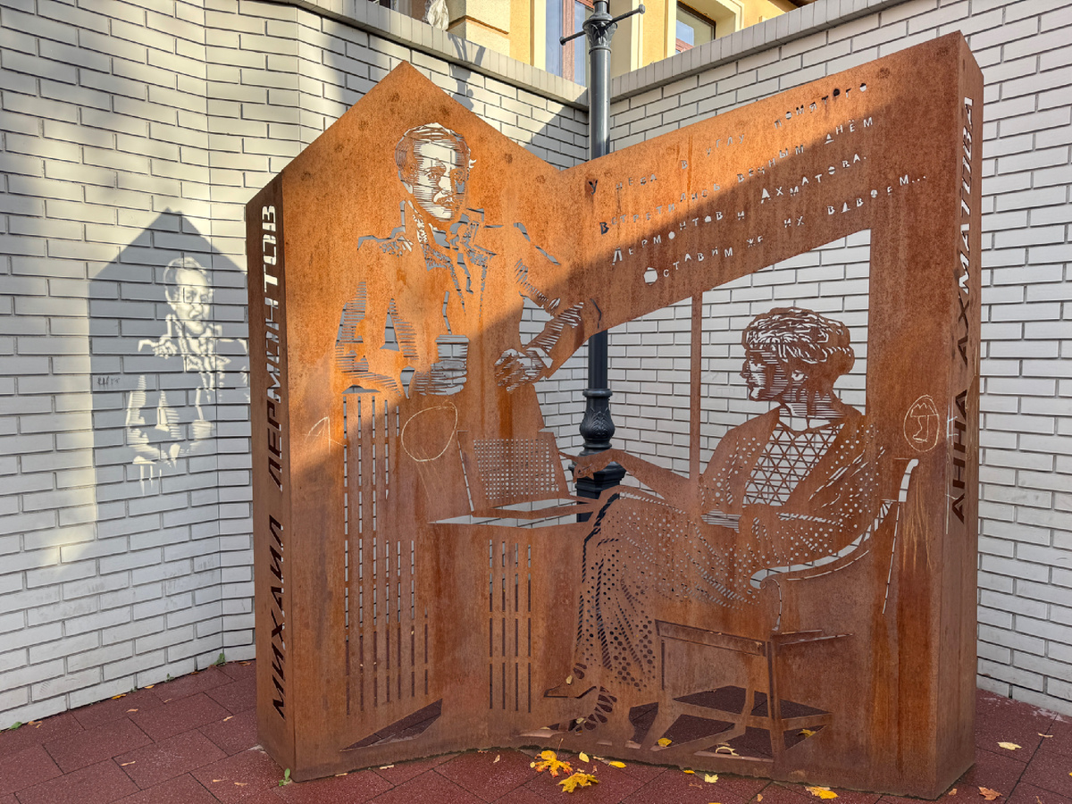 Во дворе дома-музея Есенина размещены деревянные композиции, посвященные русским поэтам. Здесь -  Лермонтов и Ахматова. Фото автора 