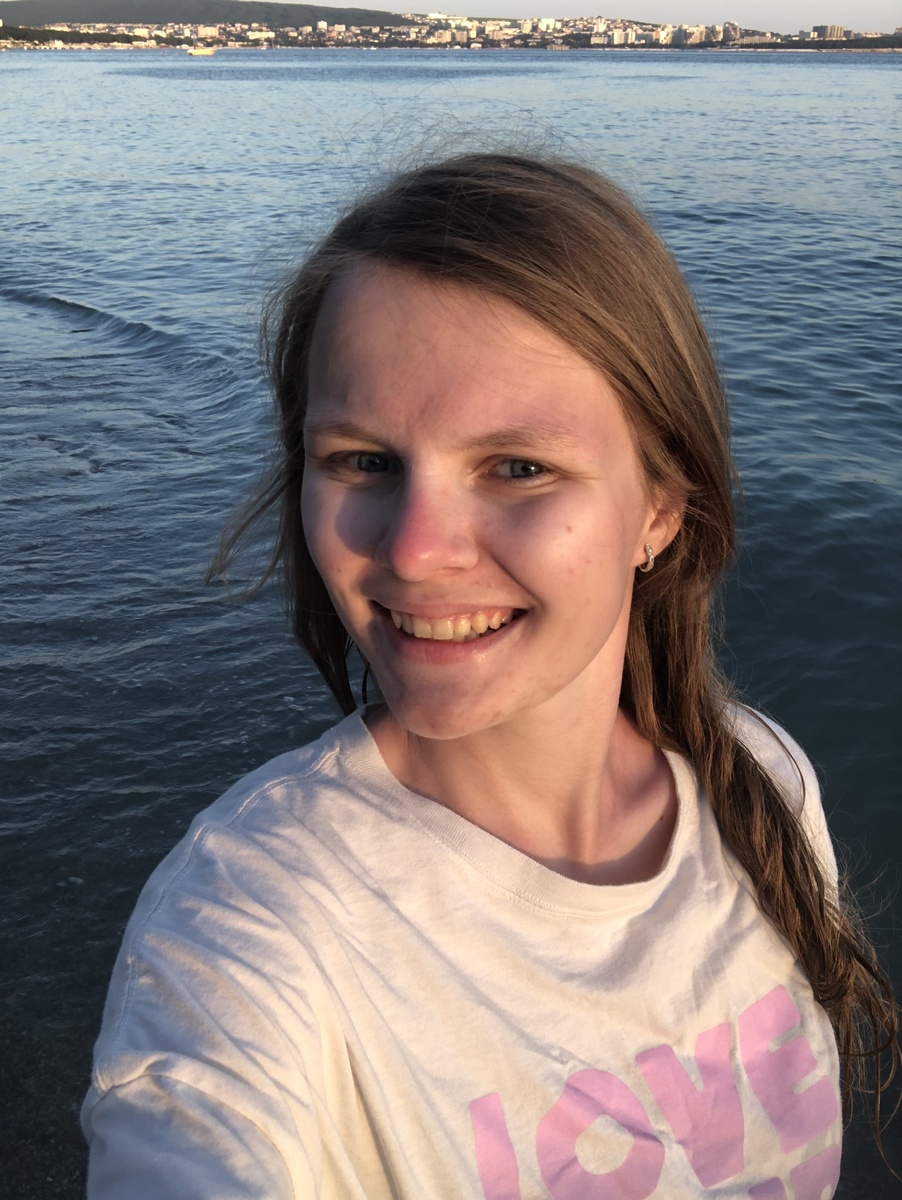 Всегда широко улыбаюсь. Этому фото уже лет 5. 