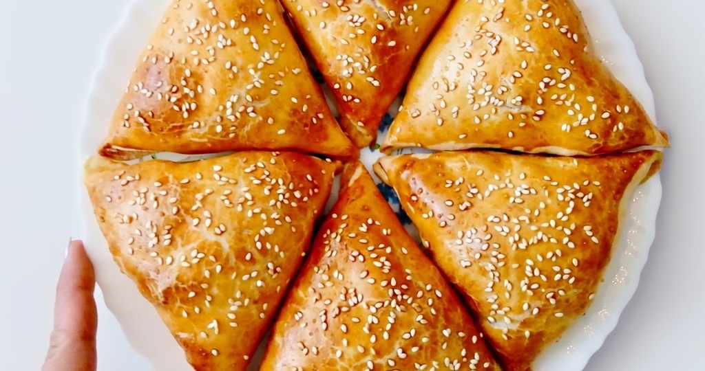 Самса из слоеного теста с курицей и картофелем