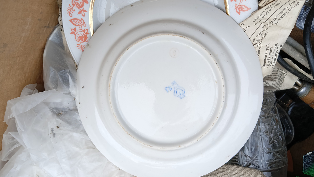 Клеймо на тарелках. Тульская барахолка. Фото автора