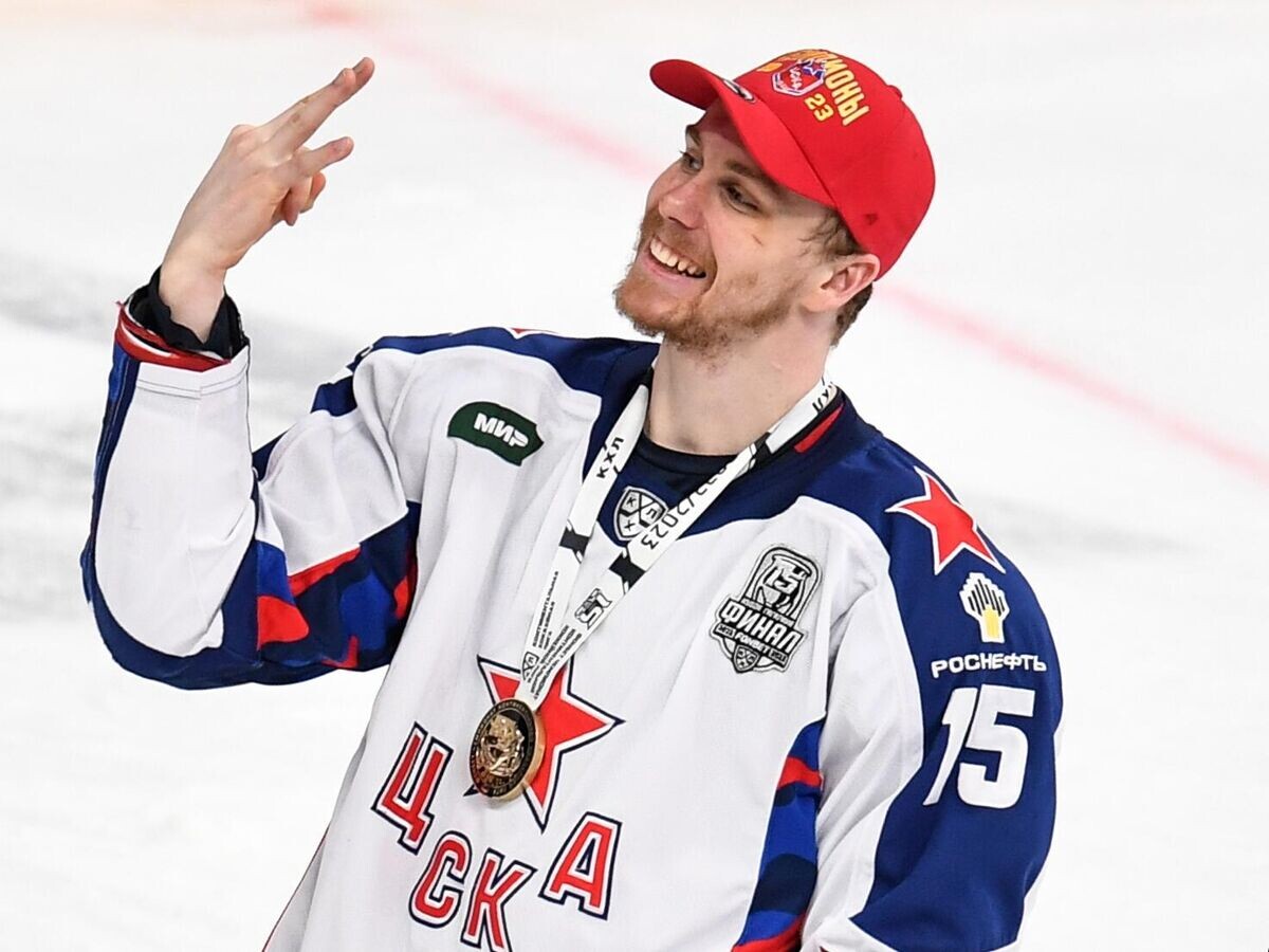    Игрок ПХК ЦСКА Павел Карнаухов радуется победе в 7-ом матче финальной серии плей-офф Кубка Гагарина Континентальной хоккейной лиги между ХК "Ак Барс" (Казань) и ПХК ЦСКА (Москва).© РИА Новости / Максим Богодвид