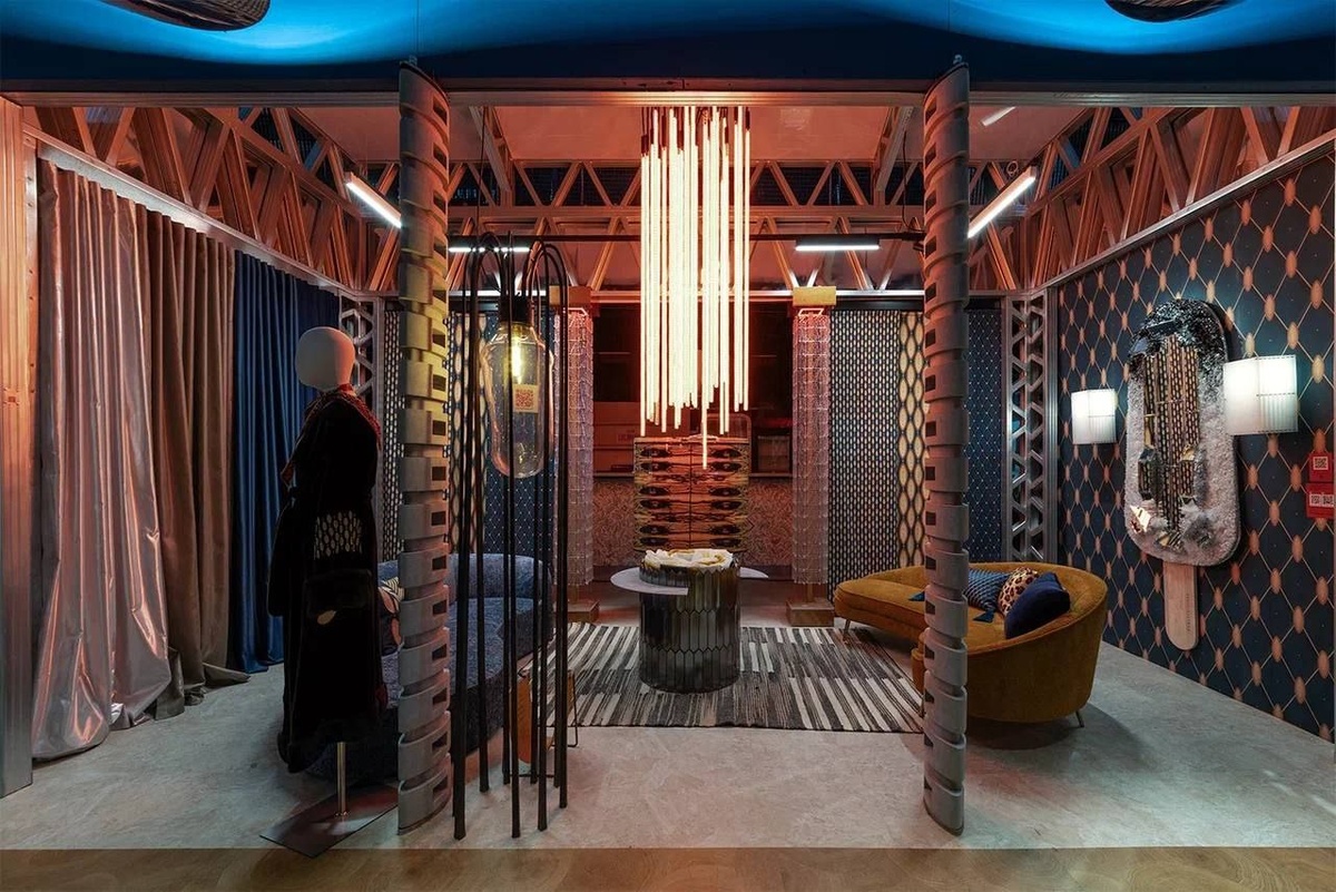 Стенд дизайнеров Татьяны Крыгиной и Юлии Лозовской «Шёлковая сталь» на выставке «Русский дом»