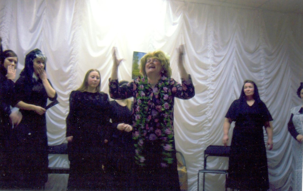 Сцена из спектакля "Дом Бернарды Альбы". Пьеса Федерико Гарсиа Лорки.