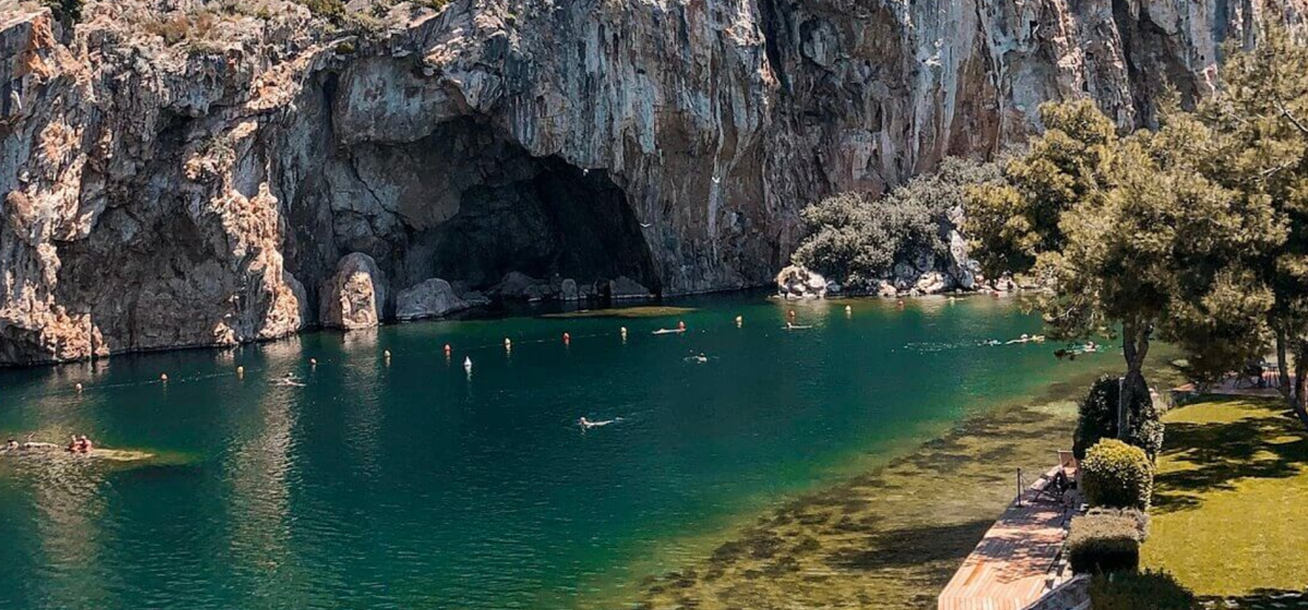 Тот самый грот, куда не пускают туристов. Вход в подводные лабиринты. Фото моего друга.