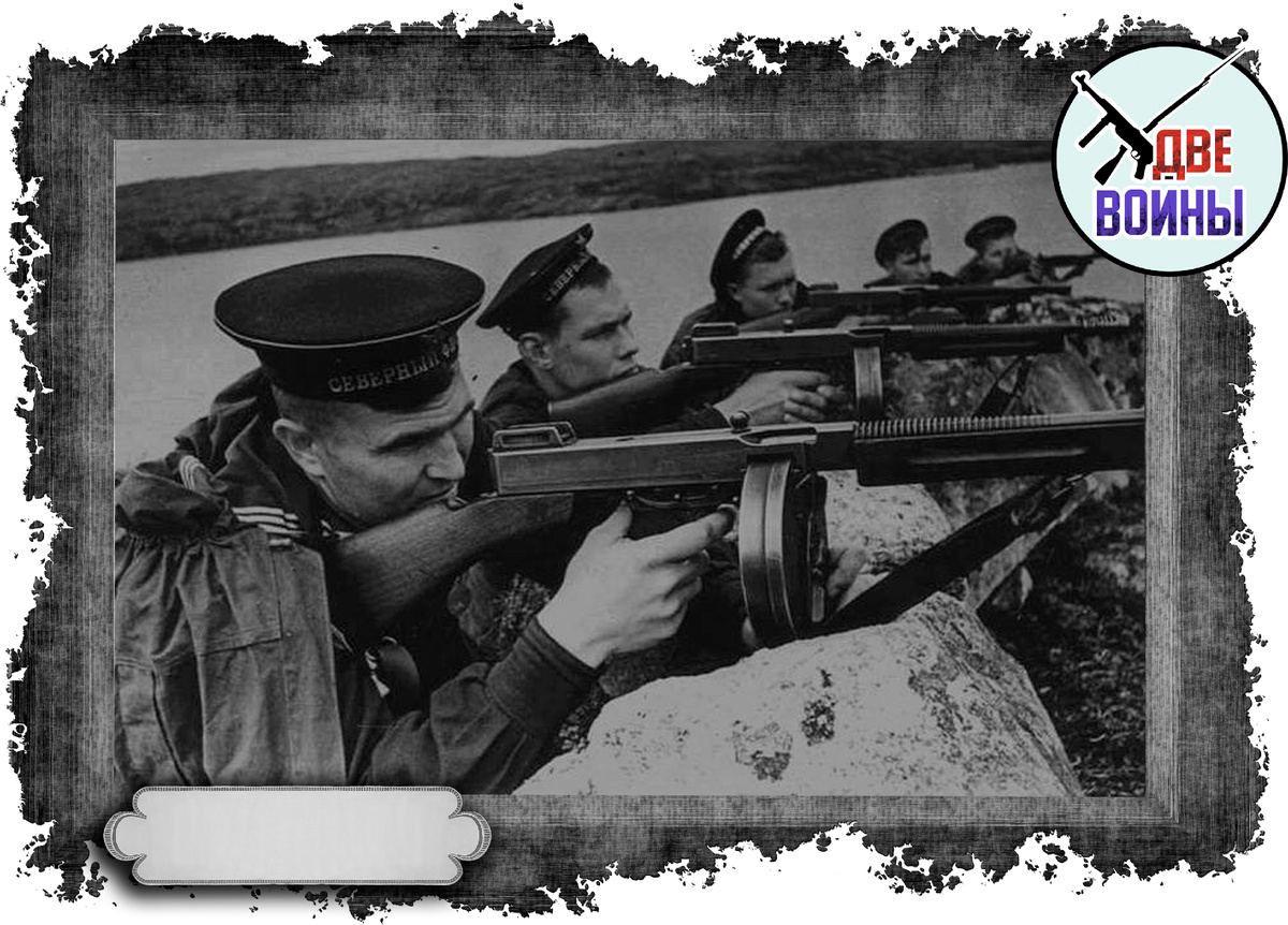 Моряки с томми-ганом. Фото в свободном доступе.