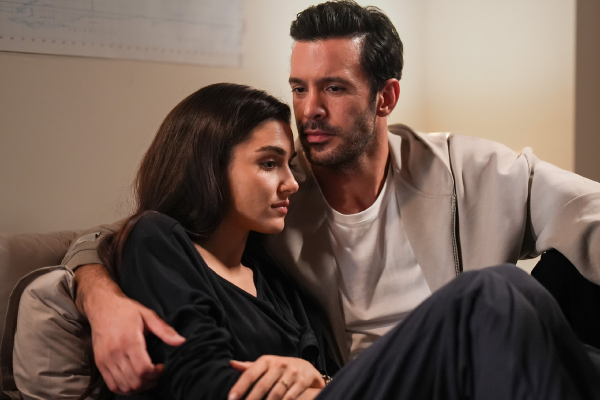 Кадр из сериала «Любовь и слёзы» с Ханде Эрчел и Барышем Ардучем 